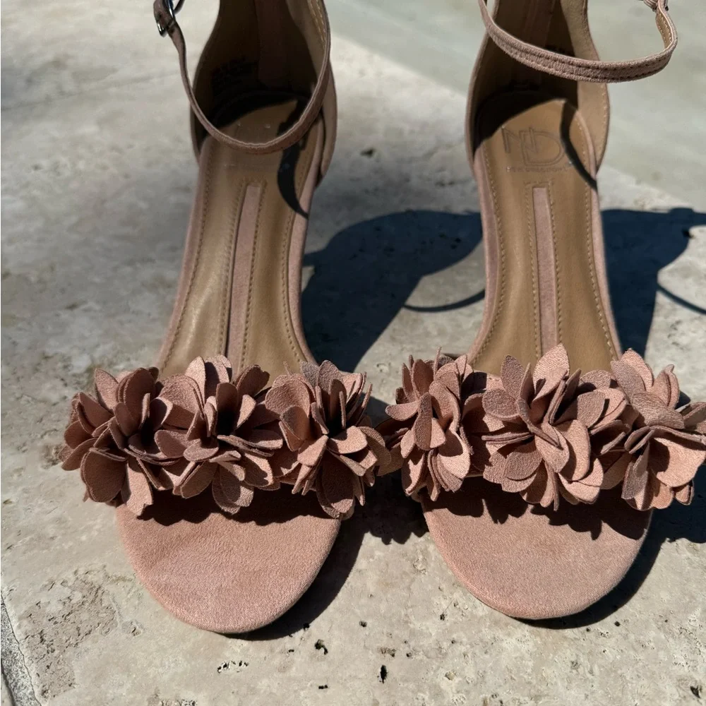 Elegant Floral Women's Sandals in Pink - Picture 9 of 16